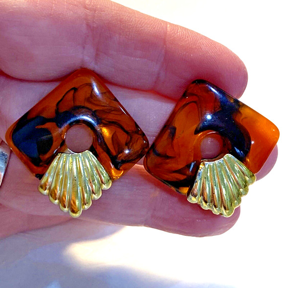 Vintage clip on earrings Lucite caramel black swirl and goldtone mod squares - Picture 5 of 7